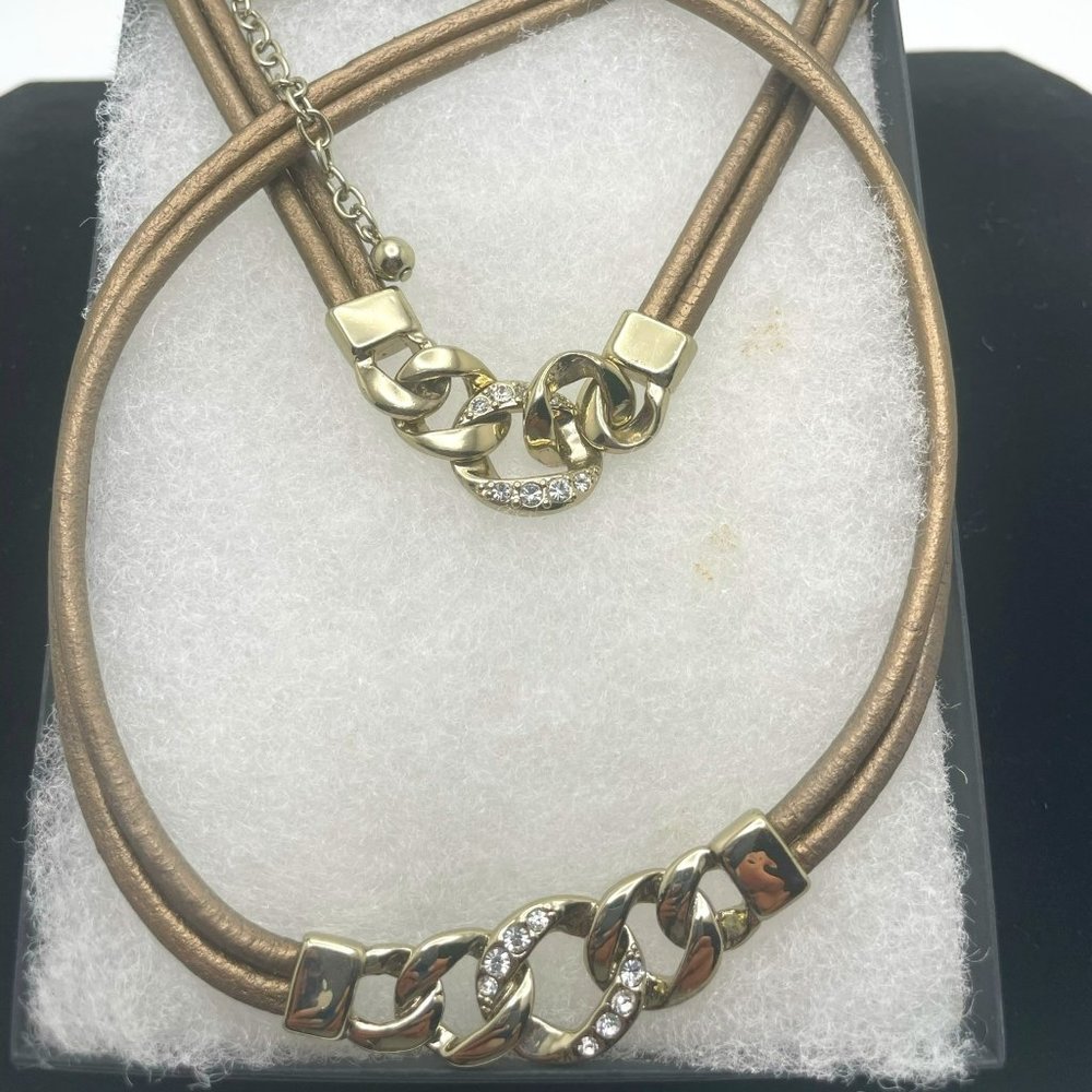 Choker leather and gold necklace and bracelet